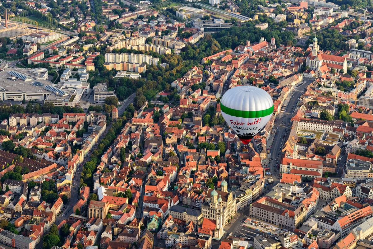 Der Augsburg Heissluftballon über der Stadt